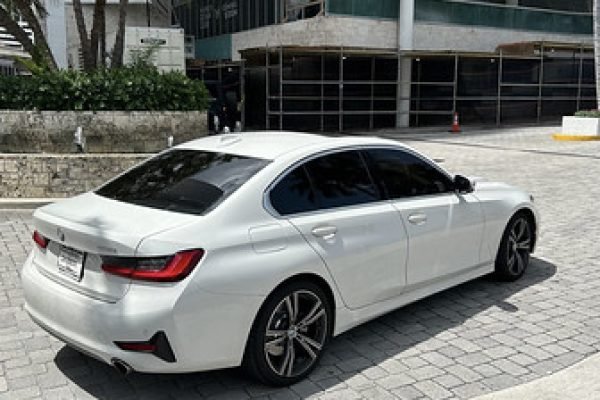 BMW 330i (2020)