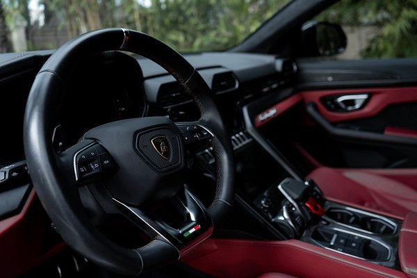 Lamborghini Black URUS (2020)