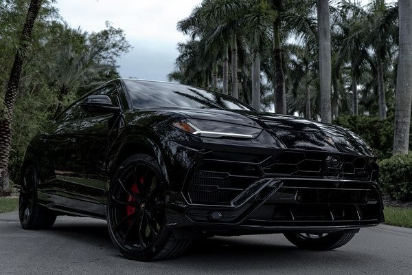 Lamborghini Black URUS (2020)