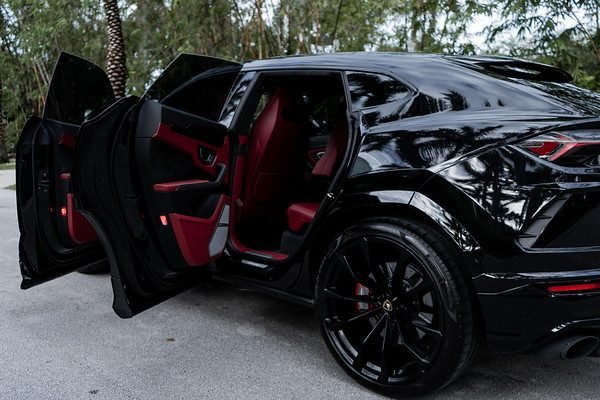 Lamborghini Black URUS (2020)