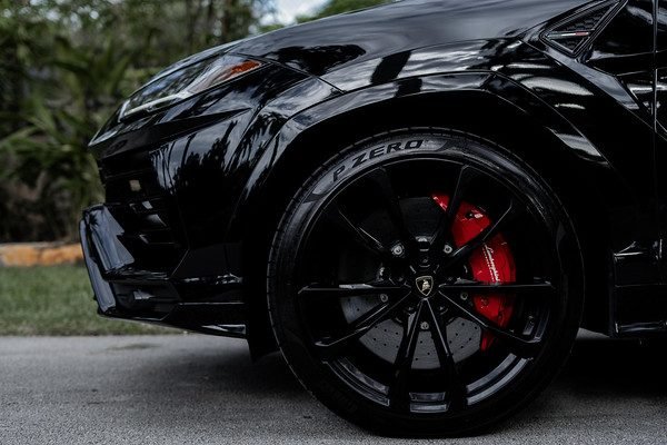 Lamborghini Black URUS (2020)