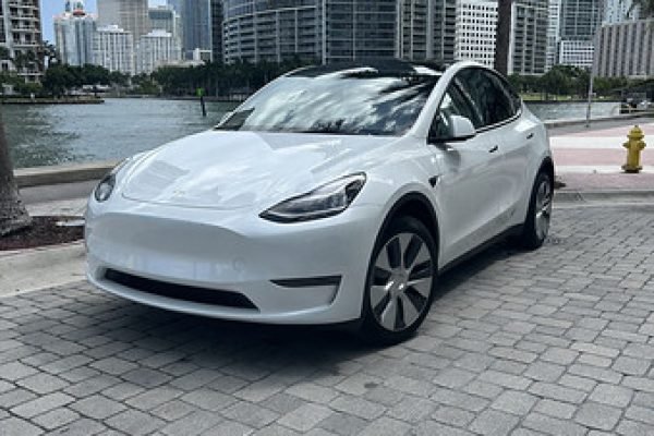 Tesla Model Y (2023)