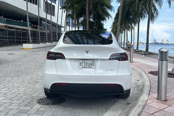 Tesla Model Y (2023)
